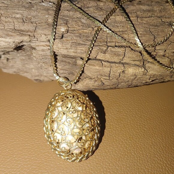 Oval Pendant Necklace Vintage Gold Tone Filigree Faux Pearl Embellished Elegant - Picture 8 of 9
